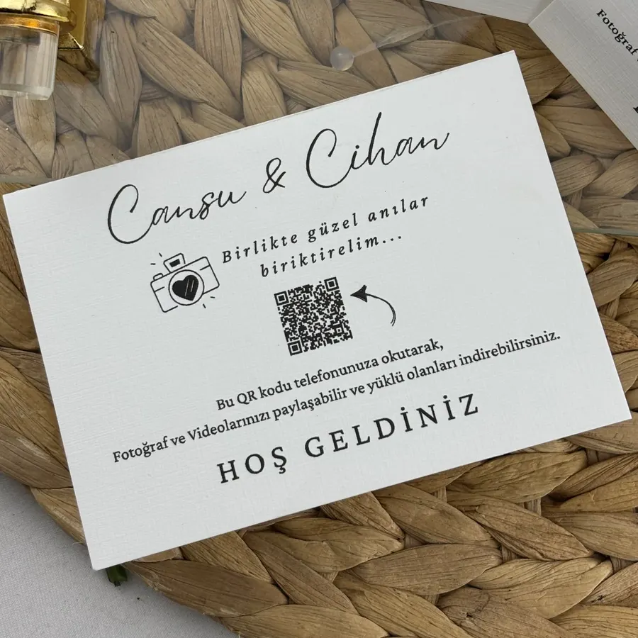 Masaya konmuş Cansu & Cihan QR masa kartı