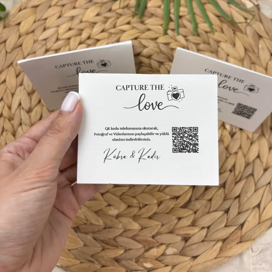 Capture the love yazılı QR masa kartı